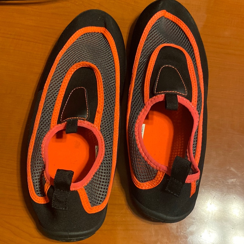 Pinkish Orange with Black Women’s Water Surf Shoes Slippers Size L 9/10